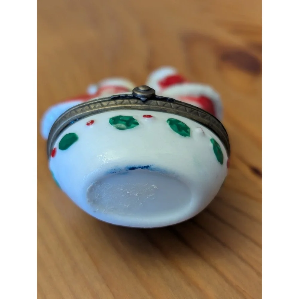 Vintage Classic Porcelain Kissing Santa & Mrs. Claus Hinged Trinket Box Mini